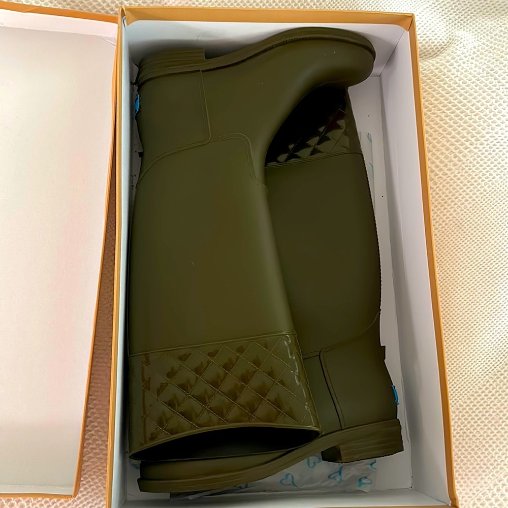 Olive green rain boots. Size 9. Worn twice.